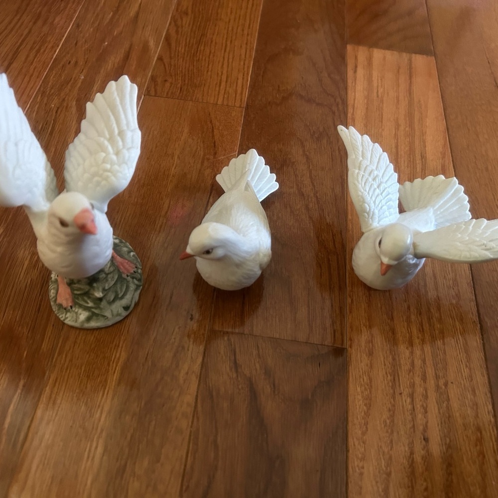 Set of 3 white ceramic doves from Home Interiors.  Vintage.